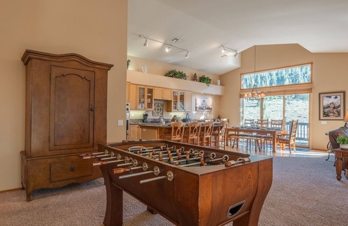 Mammoth Lakes House | Book for Fall! Spacious Mountain Townhome with Pool Table, Foosball, and Amazing Mountain Views!