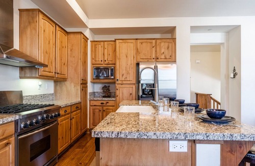 Mammoth Lakes House | Book for Fall! Townhome Close to the Shuttle! Shared Hot Tub! Mountain Views!