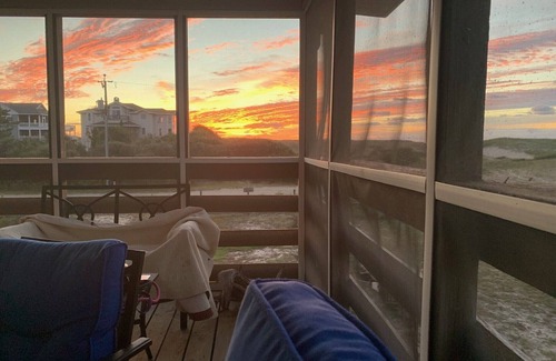 Carova Beach House | Book NOW! Dog friendly, partial Ocean View, 4x4 Area, Cozy Beach cottage .
