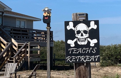 Carova Beach House | Book NOW! Dog friendly, partial Ocean View, 4x4 Area, Cozy Beach cottage .