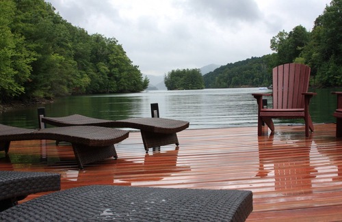 Topton House | Book now for Spring Break and Summer on the Lake!