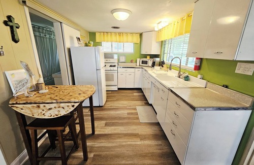 Quincy Cottage | Book your 2025 Summer Dates Now! -Pontoon for Rent-