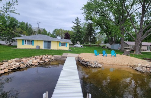 Quincy Cottage | Book your 2025 Summer Dates Now! -Pontoon for Rent-
