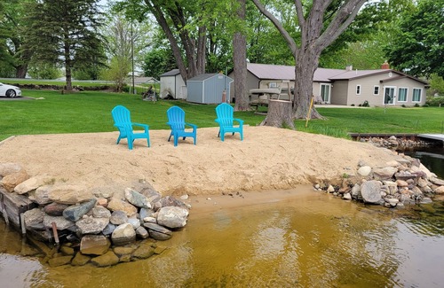 Quincy Cottage | Book your 2025 Summer Dates Now! -Pontoon for Rent-