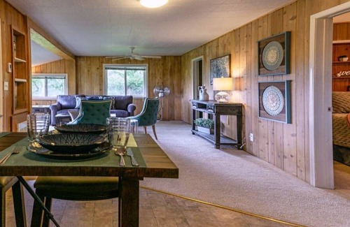 Central Point House | BookStayHop - Rustic Rogue Cottage ~ Mountain Views, and Outdoor Space!