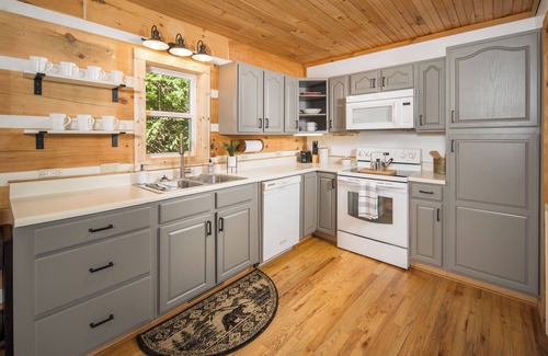 Boone Cabin | Boone/Blowing Rock Mountain View Cabin: Hot Tub, Sleeps 8 - Perfect Getaway!