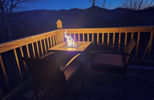 Boone Cabin | Boone/Blowing Rock Mountain View Cabin: Hot Tub, Sleeps 8 - Perfect Getaway!