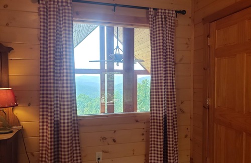 Deep Gap Cabin | Boone is BACK and new LOW rates for our cozy cabin - hot tub, hikes and nature!