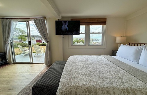 Boothbay Harbor Hotel | Boothbay Harbors Ocean View Garden Suite! Admiral's Quarters Room 9 - Jersey's Favorite Room!