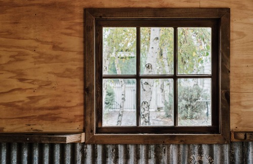 Birregurra House | Bootmakers Cottage : Rear Stables, Bar, Fire Pit & Outdoor Bath