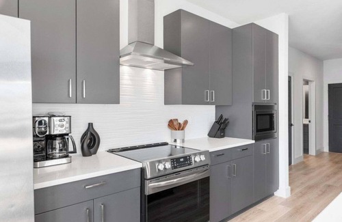 West End Condo | Boots & Strings/2 BR 2 BA condo/Stylish West End Gem/Pool/Gym/Parking