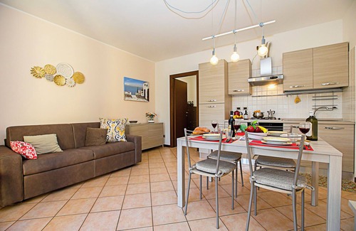 Pulciano Apartment | Borgo Degli Ulivi shared pool- 200m lake