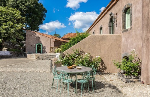 Rovittello House | Borgo Rovittello, traditional Sicilian house immersed in vineyards.