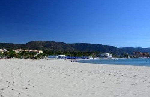 Bormes-Les-Mimosas Apartment | Bormes-les-Mimosas: Appt climatisé, 5 couchages, parking, grande terrasse - FR-1-251-136