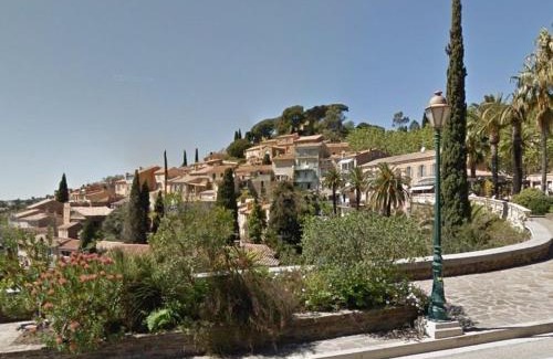 Bormes-Les-Mimosas Apartment | Bormes-les-Mimosas: Appt climatisé, 5 couchages, parking, grande terrasse - FR-1-251-136