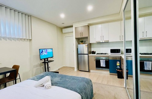 Botany Apartment | Botany studio near Airport/Bay/City with Parking