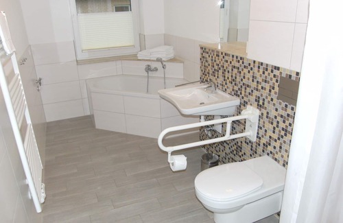 Kaschow Apartment | 'Bothmer Castle': Apartment for up to 5 guests (with extra bed) & pets