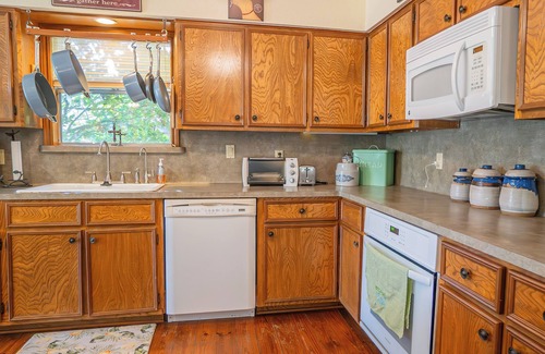 Brazoria House | Boudreau's River Retreat - Gorgeous Riverfront views, pet-friendly