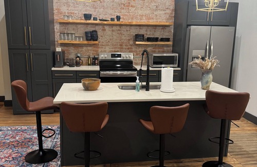 Marion Condo | Boujee on Third: 2-bedroom condo in Beautiful Downtown Marion