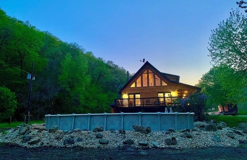Lansing Cabin | Boulder Run Log Cabin w/Hot Tub and Pool