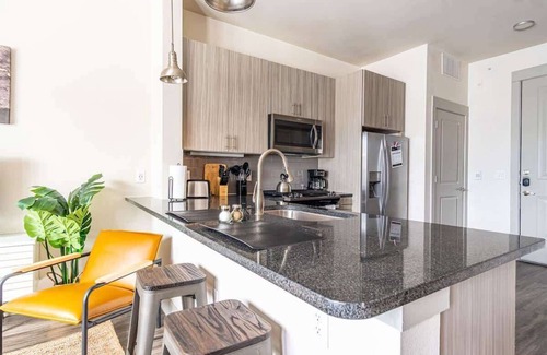 Collin County Apartment | Boulevard Stays Dashing King Studio Suite Pool, Parking Gym M