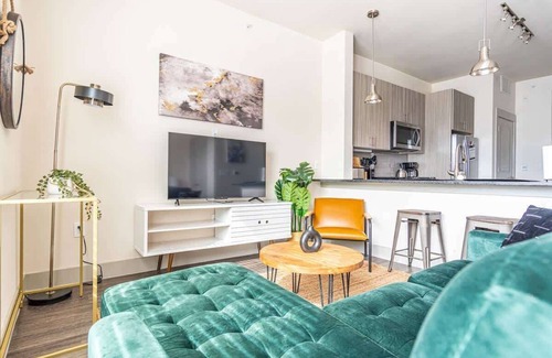 Collin County Apartment | Boulevard Stays Dashing King Studio Suite Pool, Parking Gym M