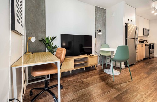 Evans Churchill Apartment | Boulevard Stays Modern Highrise STU Sky Pool, Parking, Gym 10