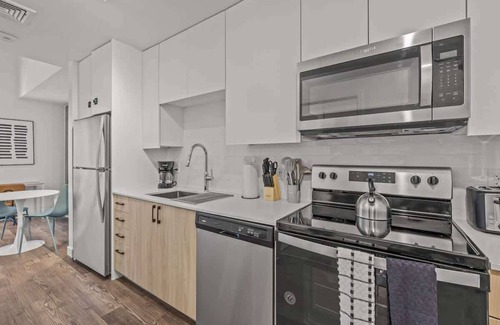 Evans Churchill Apartment | Boulevard Stays Modern Highrise STU Sky Pool, Parking, Gym 10