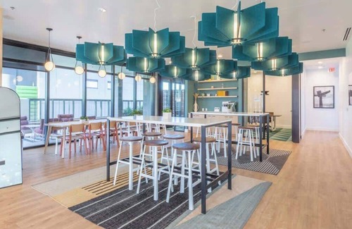 Evans Churchill Apartment | Boulevard Stays Modern Highrise STU Sky Pool, Parking, Gym 10