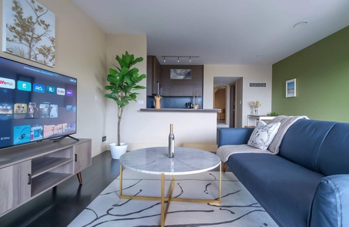 Riverside Apartment | Boulevard Stays Relaxed King Suite Near Downtown Pool & Gym Access