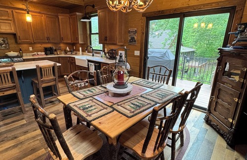 Townsend Cabin | Bourbon Bear ~ A Luxury Cabin ~ Rustic, Charming & Cozy in the Heart of Townsend