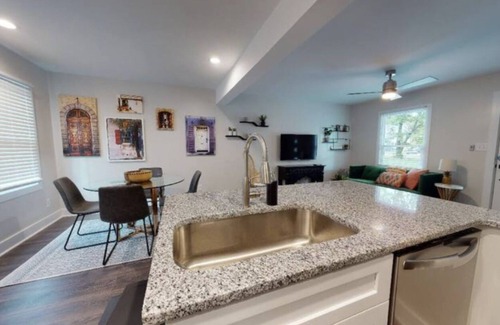 Villa Heights Apartment | Boutique Condo near Spectrum Center & Bank of America Stadium