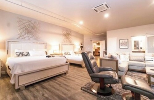 Seneca Bed & Breakfast | Boutique hotel in historic downtown Seneca. Room #2 Owners Suite. Q/K combo.