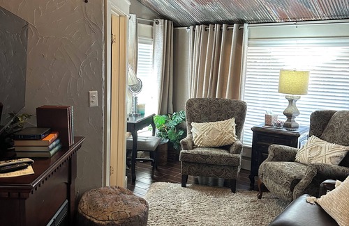 Kerrville House | Bow-wood Suite @ BoisD’Arc Bungalow & Suites - Rustic/Romantic Getaway