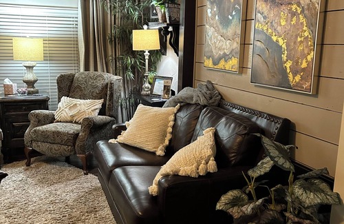 Kerrville House | Bow-wood Suite @ BoisD’Arc Bungalow & Suites - Rustic/Romantic Getaway
