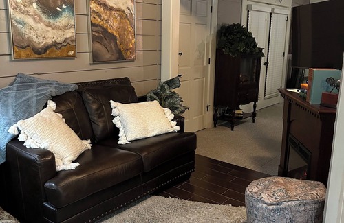 Kerrville House | Bow-wood Suite @ BoisD’Arc Bungalow & Suites - Rustic/Romantic Getaway