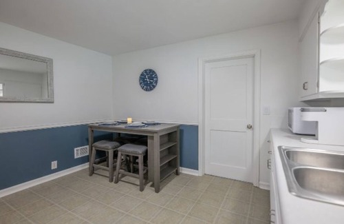 Peoria Heights House | Bow wow-meow 2nd- Five minutes from downtown Peoria