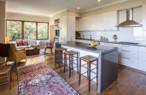 Ferny Creek House | Boyanda At Ferny Creek - A wonderfully historic home with amazing views over the bays and sparkling lights.