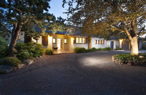 Ferny Creek House | Boyanda At Ferny Creek - A wonderfully historic home with amazing views over the bays and sparkling lights.