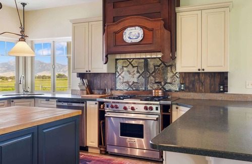 Bozeman House | Bozeman Farmstead - Country Side Stay & Mtn Views