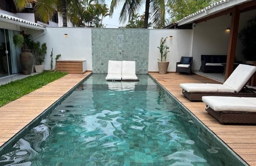 Barra da Tijuca House | Casa Champagne com Piscina e Espaço Gourmet Sofisticados e Acesso à Praia