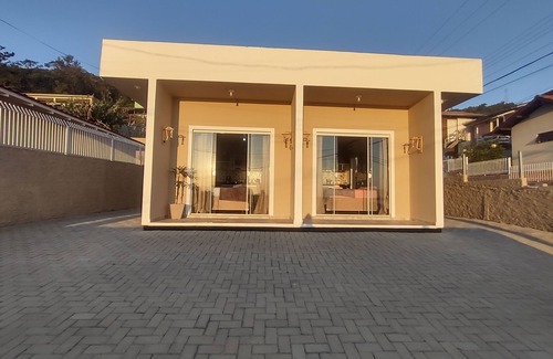 Costeira do Pirajubae Apartment | Entre o Centro e o Aeroporto - Mini Casa com Vista Para a Beira Mar Sul