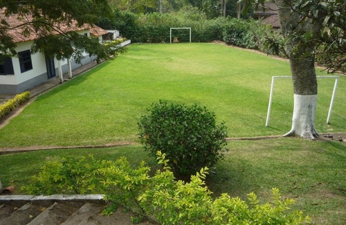 Mendes House | 8 bedrooms, main house and guest house, 5 bathrooms, swimming pool, games room, barbecue area.
