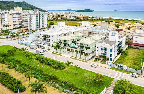 Governador Celso Ramos House | House 03 suites, 4 bathrooms, swimming pool, internet, air conditioning, garage