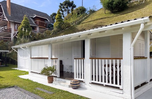 Campos do Jordao Cabin | Casa Blanca em Condomínio Fechado no Capivari Para Toda Família e pet