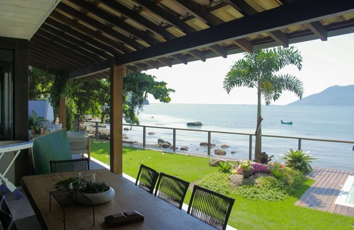 Prainha House | House standing in the area in front of Ilhabela