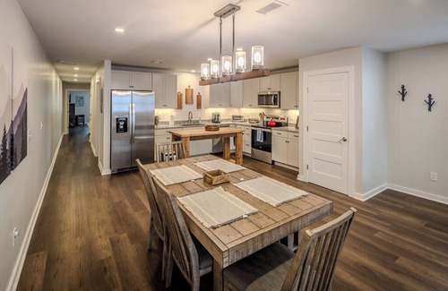 Blowing Rock House | BR Walkabout C - Steps to Downtown Blowing Rock - Updated 2BR Apartment on