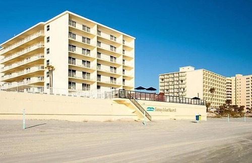 Ormond Beach Apartment | Bracing Outrigger Beach Club, Beach View Suite