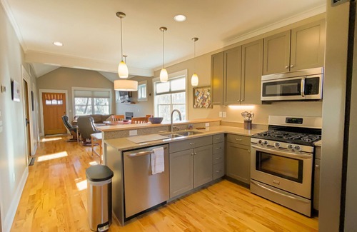 Brevard House | Bracken Bungalow - Cozy retreat a short stroll from downtown Brevard