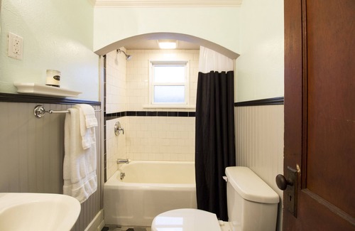 Mount Airy House | Bradley Cottage in the heart of "Mayberry"